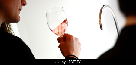 Tasting-Wine versare in un bicchiere Foto Stock