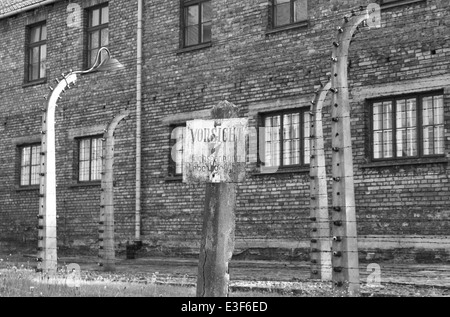 Segnale di avvertimento al campo di concentramento di Auschwitz, Polonia Foto Stock