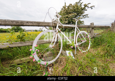 'Ghost moto' su una strada rurale in omaggio a un ciclista ucciso in un incidente stradale. Foto Stock