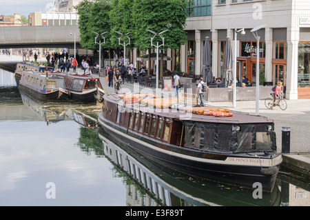 Canal barche attraccate al Paddington Basin, a fianco di alti edifici adibiti ad uffici. Foto Stock