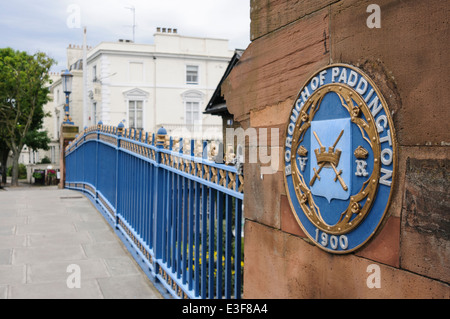 Placca su un ponte al confine con il quartiere di Paddington Foto Stock