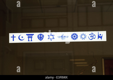 Segno sulla finestra di un multi-fede edificio religioso Foto Stock