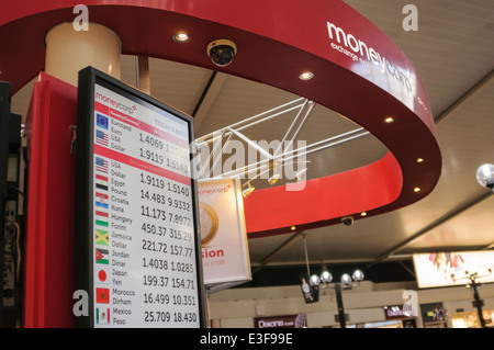 Lo scambio di denaro kiosk presso un aeroporto partenza lounge Foto Stock