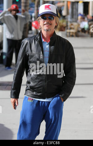 David Spade indossa un cappello Kmart mentre mangia il pranzo a Beverly Hills. Dotato di: David Spade dove: Los Angeles, CA, Stati Uniti quando: 30 Ott 2013 Foto Stock