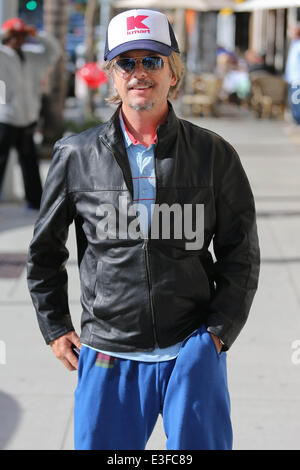 David Spade indossa un cappello Kmart mentre mangia il pranzo a Beverly Hills. Dotato di: David Spade dove: Los Angeles, CA, Stati Uniti quando: 30 Ott 2013 Foto Stock