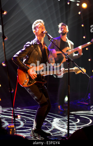 Victor Marichal (voce e chitarra), David Kyle Payne (bass), Victor & la pioggia cane, registrazione su ITV Studios di Londra UK. Foto Stock