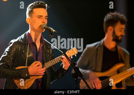 Victor Marichal (voce e chitarra), David Kyle Payne (bass), Victor & la pioggia cane, registrazione su ITV Studios di Londra UK. Foto Stock