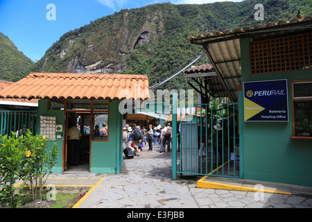 Il Perù biglietto ferroviario ufficio per Machu Picchu presso la cittadina di Aguas Calientes, Cusco, Perù. Foto Stock