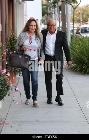 Daisy Duke Catherine Bach passeggiate in Beverly Hills con mio marito con: Catherine Bach dove: Los Angeles, CA, Stati Uniti quando: 04 Nov 2013 Foto Stock