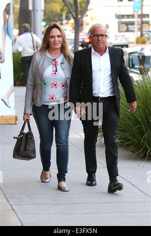 Daisy Duke Catherine Bach passeggiate in Beverly Hills con mio marito con: Catherine Bach dove: Los Angeles, CA, Stati Uniti quando: 04 Nov 2013 Foto Stock