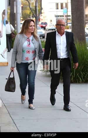 Daisy Duke Catherine Bach passeggiate in Beverly Hills con mio marito con: Catherine Bach dove: Los Angeles, CA, Stati Uniti quando: 04 Nov 2013 Foto Stock