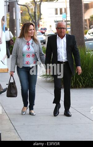 Daisy Duke Catherine Bach passeggiate in Beverly Hills con mio marito con: Catherine Bach dove: Los Angeles, CA, Stati Uniti quando: 04 Nov 2013 Foto Stock