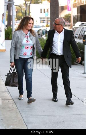 Daisy Duke Catherine Bach passeggiate in Beverly Hills con mio marito con: Catherine Bach dove: Los Angeles, CA, Stati Uniti quando: 04 Nov 2013 Foto Stock