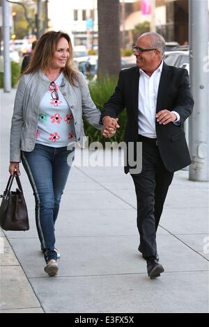 Daisy Duke Catherine Bach passeggiate in Beverly Hills con mio marito con: Catherine Bach dove: Los Angeles, CA, Stati Uniti quando: 04 Nov 2013 Foto Stock