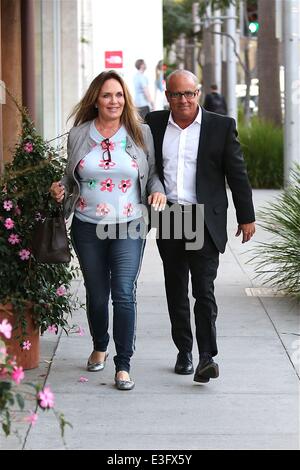 Daisy Duke Catherine Bach passeggiate in Beverly Hills con mio marito con: Catherine Bach dove: Los Angeles, CA, Stati Uniti quando: 04 Nov 2013 Foto Stock