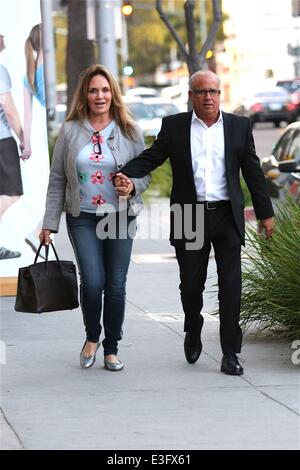 Daisy Duke Catherine Bach passeggiate in Beverly Hills con mio marito con: Catherine Bach dove: Los Angeles, CA, Stati Uniti quando: 04 Nov 2013 Foto Stock