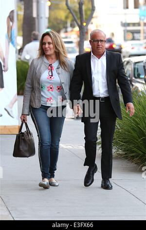 Daisy Duke Catherine Bach passeggiate in Beverly Hills con mio marito con: Catherine Bach dove: Los Angeles, CA, Stati Uniti quando: 04 Nov 2013 Foto Stock