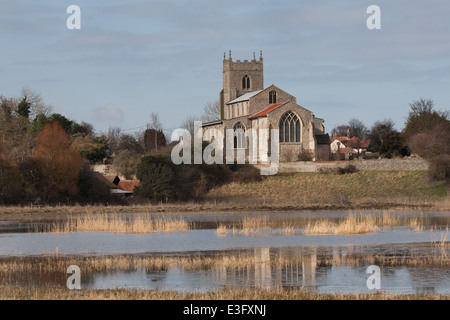 Chiesa Wiveton, Norfolk riflessa nell'acqua allagata prati. Foto Stock