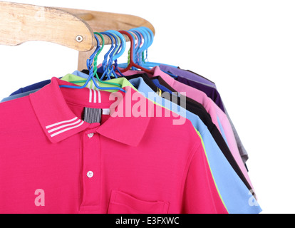 Appendere Polo shirt isolted su sfondo bianco Foto Stock