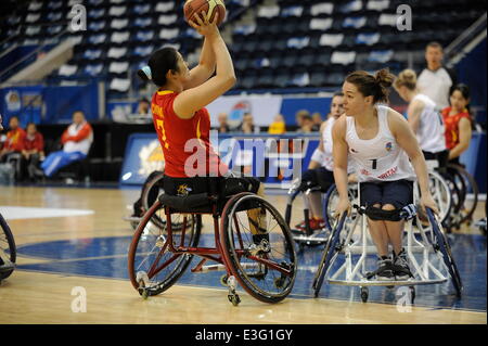 Toronto, Ontario, Canada. Il 23 giugno, 2014. Mondo le donne il basket in carrozzella campionati, Mattamy centro atletico, Toronto Ontario, Canada, Gran Bretagna v Cina - Yongqing Fu (CHN) spara su Helen Freeman (GBR) Credito: Peter Llewellyn/Alamy Live News Foto Stock