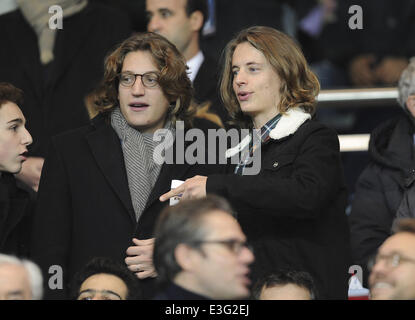 Celebrità guarda Paris Saint German prendere su R.S.C. Anderlecht nella UEFA Champions League Gruppo C corrispondono al Parc des Princes dotate: Pierre Sarkozy,Jean Sarkozy dove: Parigi, Francia Quando: 05 Nov 2013 Foto Stock