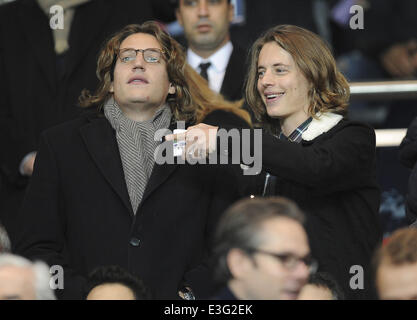 Celebrità guarda Paris Saint German prendere su R.S.C. Anderlecht nella UEFA Champions League Gruppo C corrispondono al Parc des Princes dotate: Pierre Sarkozy,Jean Sarkozy dove: Parigi, Francia Quando: 05 Nov 2013 Foto Stock