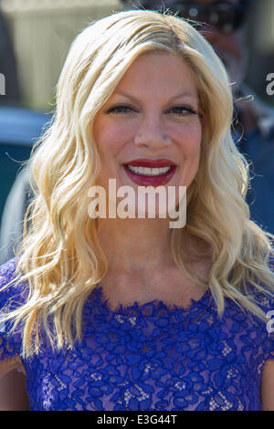 Tori Spelling film di un segmento di " Extra " presso gli Universal Studios. Dotato di: Tori Spelling dove: CITTÀ UNIVERSALE, California, Stati Uniti quando: 06 Nov 2013 Foto Stock