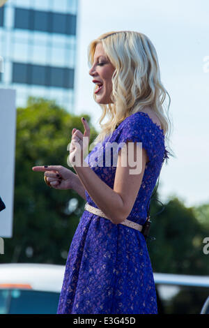 Tori Spelling film di un segmento di " Extra " presso gli Universal Studios. Dotato di: Tori Spelling dove: CITTÀ UNIVERSALE, California, Stati Uniti quando: 06 Nov 2013 Foto Stock