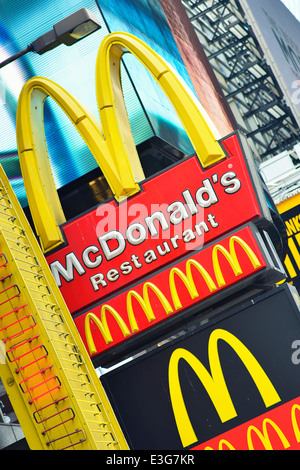 McDonald's restaurant sign, Midtown Manhattan, New York Foto Stock