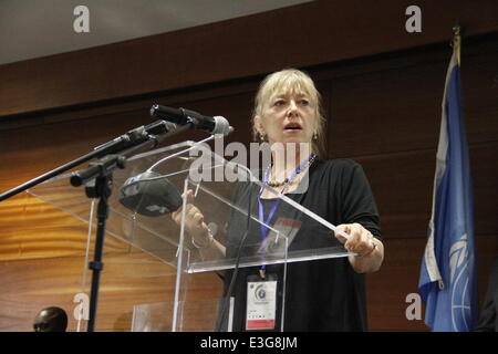 (140624) -- MAPUTO, Giugno 24, 2014 (Xinhua) -- Jody Williams, fondatori e coordinatore della Campagna Internazionale per la messa al bando delle mine antiuomo, indirizzi alla cerimonia di apertura dei cinque giorni di conferenza internazionale per la terza revisione della Convenzione di Ottawa sull impiego, stoccaggio, produzione e trasferimento delle mine antiuomo, a Maputo, capitale del Mozambico, il 23 giugno 2014. Quasi il 90 percento del Mozambico 128 distretti sono ora liberi di mine terrestri, Presidente mozambicano Armando Guebuza ha dichiarato lunedì, pegno che il suo paese continuerà a rispettare il suo impegno di essere libero di mine antiuomo entro il mese di dicembre Foto Stock