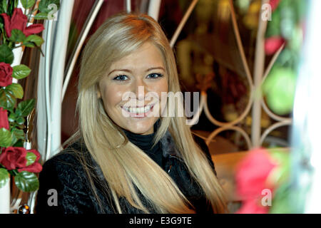 Bristol quartiere commerciale ha il suo Natale luci accese in stile teatrale di quest'anno, per contrassegnare l'inizio ufficiale dello shopping natalizio della stagione, con un magico Cinderella-evento a tema. Cantante e attrice Suzanne Shaw, chi sta eseguendo come Cindere Foto Stock