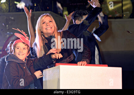 Bristol quartiere commerciale ha il suo Natale luci accese in stile teatrale di quest'anno, per contrassegnare l'inizio ufficiale dello shopping natalizio della stagione, con un magico Cinderella-evento a tema. Cantante e attrice Suzanne Shaw, chi sta eseguendo come Cindere Foto Stock