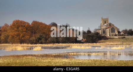 Chiesa Wiveton, Norfolk riflessa nell'acqua allagata prati. Foto Stock