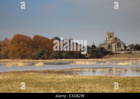 Chiesa Wiveton, Norfolk riflessa nell'acqua allagata prati. Foto Stock