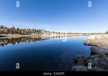 High Sierra lago nel bacino di cotone vicino a Lone Pine, California. Foto Stock