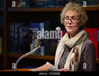 Lee Smith discute e segni di copie del suo nuovo libro "Valutazione sulla terra' a libri e libri Coral Gables dotate: Lee Smith Dove: Coral Gables, Florida, Stati Uniti quando: 11 Nov 2013 Foto Stock