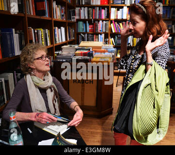 Lee Smith discute e segni di copie del suo nuovo libro "Valutazione sulla terra' a libri e libri Coral Gables dotate: Lee Smith Dove: Coral Gables, Florida, Stati Uniti quando: 11 Nov 2013 Foto Stock