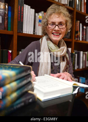 Lee Smith discute e segni di copie del suo nuovo libro "Valutazione sulla terra' a libri e libri Coral Gables dotate: Lee Smith Dove: Coral Gables, Florida, Stati Uniti quando: 11 Nov 2013 Foto Stock