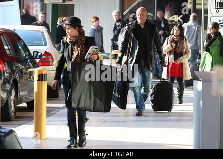 Celebrità gli ospiti che arrivano all'aeroporto di Tegel per frequentare Bambi Awards 2013. Dotato di: Heiner Lauterbach,Viktoria Skaf Dove: Berlino, Germania Quando: 14 Nov 2013 Foto Stock