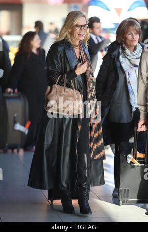 Celebrità gli ospiti che arrivano all'aeroporto di Tegel per frequentare Bambi Awards 2013. Dotato di: Nina Ruge Dove: Berlino, Germania Quando: 14 Nov 2013 Foto Stock