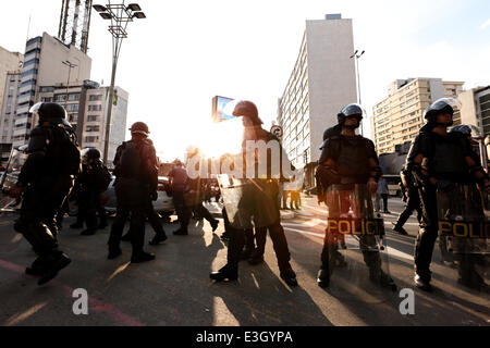 Sao Paulo, Brasile. Il 23 giugno, 2014. Sommossa policemans stare in guardia durante una manifestazione di protesta contro il denaro speso per il 2014 FIFA World Cup a Paulista Avenue a São Paulo in Brasile, il 23 giugno 2014. La protesta ha luogo lo stesso giorno che la coppa del mondo di gioco tra il Cile e l'Uruguay è accaduto in Sao Paulo e il gioco tra il Brasile e il Camerun è accaduto a Brasilia. Credito: Tiago Mazza Chiaravalloti/Pacific Press/Alamy Live News Foto Stock