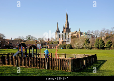 Cattedrale visto dalla parte posteriore con un parco giochi in primo piano, Lichfield, Staffordshire, Regno Unito, Europa occidentale. Foto Stock
