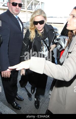 Madonna al LAX per un volo in partenza con: Madonna dove: Los Angeles, California, Stati Uniti quando: 18 Nov 2013 Foto Stock
