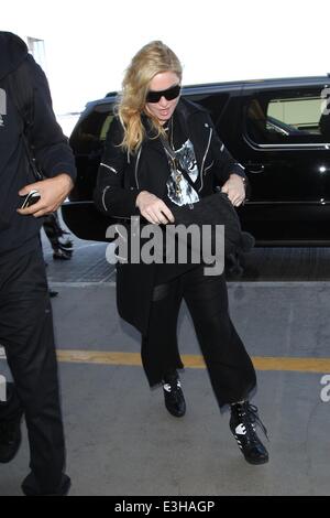 Madonna al LAX per un volo in partenza con: Madonna dove: Los Angeles, California, Stati Uniti quando: 18 Nov 2013 Foto Stock
