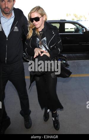 Madonna al LAX per un volo in partenza con: Madonna dove: Los Angeles, California, Stati Uniti quando: 18 Nov 2013 Foto Stock
