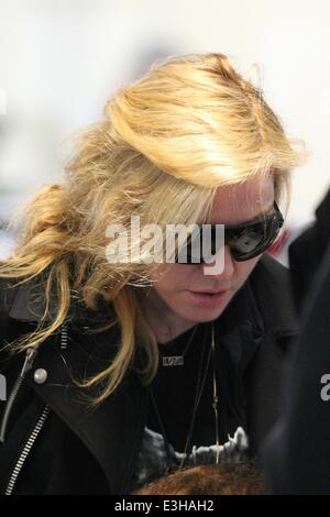 Madonna al LAX per un volo in partenza con: Madonna dove: Los Angeles, California, Stati Uniti quando: 18 Nov 2013 Foto Stock