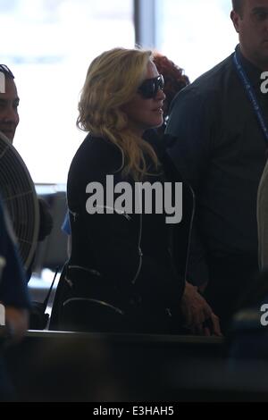 Madonna al LAX per un volo in partenza con: Madonna dove: Los Angeles, California, Stati Uniti quando: 18 Nov 2013 Foto Stock