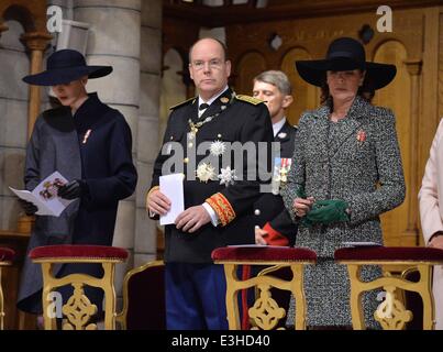 Monaco Giornata nazionale 2013 - Celebrazione della Santa Messa presso la cattedrale di Notre-dame Immaculee dotate: il Principe Alberto II di Monaco,Principesse Charlene,Stephanie di Monaco,la principessa Carolina di Hannover dove: Monaco, Monaco quando: 19 Nov 2013 Foto Stock