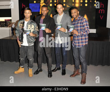 JLS firmare copie del loro nuovo e ultimo album "Addio: Greatest Hits' HMV a Oxford Circus con: Aston Merrygold,Oritse Williams,Marvin Humes,JB Gill,JLS Dove: Londra, Regno Unito quando: 19 Nov 2013 Foto Stock