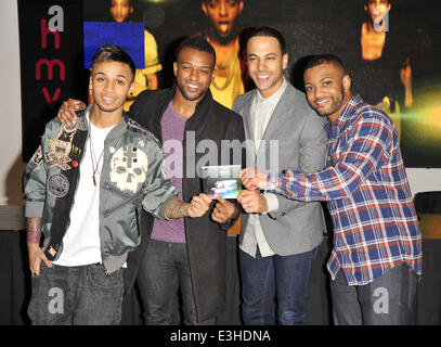 JLS firmare copie del loro nuovo e ultimo album "Addio: Greatest Hits' HMV a Oxford Circus con: Aston Merrygold,Oritse Williams,Marvin Humes,JB Gill,JLS Dove: Londra, Regno Unito quando: 19 Nov 2013 Foto Stock